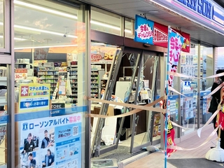 ガラスが割れて、大破したコンビニ入り口＝姫路市御国野町深志野