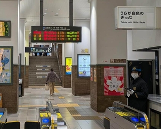 電車の遅れを示す電光掲示板＝３０日午前、ＪＲ神戸駅