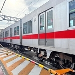 山陽電鉄荒井駅西側の踏切付近で緊急停車した電車＝２０日午前１０時半、高砂市荒井町扇町