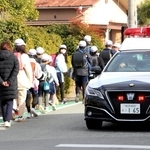 集団下校する小学校の児童らとパトロールする警察車両＝２０日午後、姫路市内