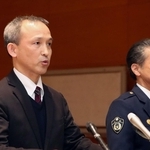 被疑者の逮捕について会見する兵庫県警の大上健二捜査１課長（左）ら＝２３日午後１０時３１分、姫路市市之郷、姫路署