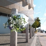 花束が手向けられている現場マンション前＝２２日午前、姫路市岩端町