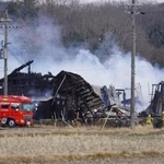全焼した家具製作所の建物＝24日午後３時20分ごろ、兵庫県三田市東野上