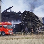 全焼した家具製作所の建物＝24日午後３時20分ごろ、兵庫県三田市東野上