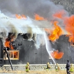 激しい炎が上がる家具製作所の建物＝兵庫県三田市東野上（読者提供）