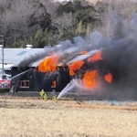 激しい炎が上がる家具製作所の建物＝兵庫県三田市東野上（読者提供）