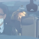 警察車両で送検される小出慶二容疑者（奥）＝２５日午前８時４５分、姫路市市之郷