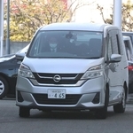 小出慶二容疑者を乗せて兵庫県警姫路署を出る警察車両＝２５日午前８時４５分、姫路市市之郷