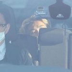 警察車両で送検される小出慶二容疑者（奥）＝２５日午前８時４５分、姫路市市之郷、姫路署