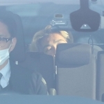 警察車両で送検される小出慶二容疑者（奥）＝２５日午前８時４５分、姫路市市之郷