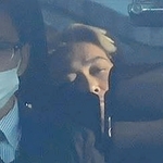 警察車両で送検される小出慶二容疑者（奥）＝２５日午前８時４５分、姫路市市之郷、姫路署