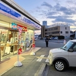 ガラスが粉々に割れ、入り口が大破したコンビニと突っ込んだとみられる軽乗用車＝姫路市御国野町深志野