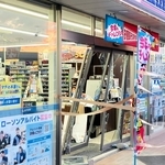 ガラスが割れて、大破したコンビニ入り口＝姫路市御国野町深志野