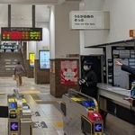 電車の遅れを示す電光掲示板＝３０日午前、ＪＲ神戸駅