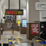 電車の遅れを示す電光掲示板＝３０日午前、ＪＲ神戸駅