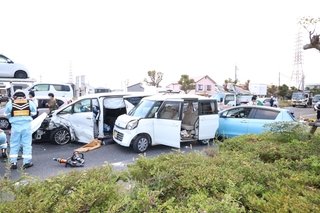 多重事故の現場＝兵庫県加古川市加古川町（２０２５年１１月４日午後４時５０分撮影）