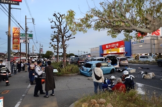 多重事故で騒然とする現場＝兵庫県加古川市加古川町（２０２５年１１月４日午後４時５５分撮影）