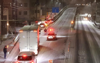 雪の影響で発生したスリップ事故のため、一時的に通行が規制された国道１７１号の高架橋＝８日午後１０時０２分、伊丹市昆陽８