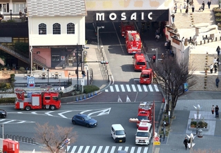 多くの消防車両が駆けつけた現場付近＝１３日午前１１時５７分、神戸市中央区東川崎町１