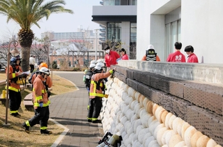 煙が出たとみられる神戸アンパンマンこどもミュージアム＆モール周辺を調べる消防隊員ら＝１３日午後０時８分、神戸市中央区東川崎町１