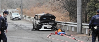 燃えた車を調べる三木署員ら＝三木市志染町大谷（画像の一部を加工しています）