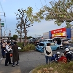 多重事故で騒然とする現場＝兵庫県加古川市加古川町（２０２５年１１月４日午後４時５５分撮影）