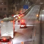 雪の影響で発生したスリップ事故のため、一時的に通行が規制された国道１７１号の高架橋＝８日午後１０時０２分、伊丹市昆陽８