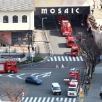 多くの消防車両が駆けつけた現場付近＝１３日午前１１時５７分、神戸市中央区東川崎町１