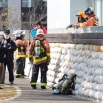 現場付近を調べる消防隊員ら＝１３日午後０時１３分、神戸市中央区東川崎町１
