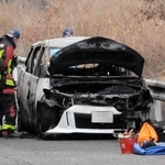燃えた車を調べる三木署員ら＝三木市志染町大谷（画像の一部を加工しています）