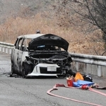 燃えた車を調べる三木署員ら＝三木市志染町大谷（画像の一部を加工しています）