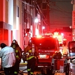 消火活動で騒然とする火災現場付近の住宅街＝２４日午後８時２１分、神戸市東灘区魚崎北町５