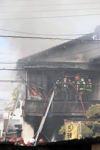消火活動にあたる消防隊員ら＝伊丹市南鈴原３