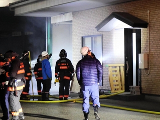 白煙が立ち込める現場＝兵庫県朝来市和田山町東谷