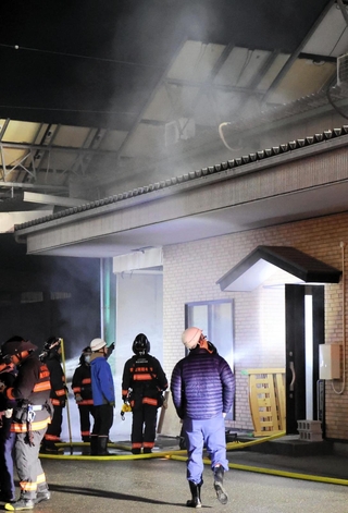 白煙が立ち込める現場＝兵庫県朝来市和田山町東谷