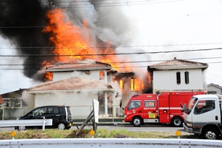 炎を上げて燃える民家＝９日午後０時１分、姫路市香寺町中仁野（読者提供）