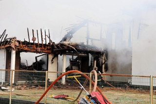 火災で全焼した２階建て民家＝９日午後１時１分、姫路市香寺町中仁野