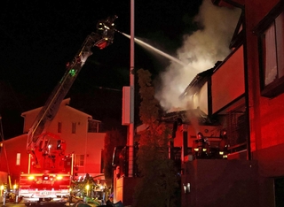 消火活動が進む現場＝１１日午後９時２６分、神戸市須磨区東落合３