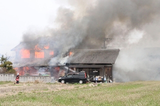 火と黒煙を上げて燃える民家＝午前１１時３０分、兵庫県稲美町加古