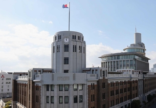 神戸税関＝神戸市中央区新港町