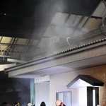 白煙が立ち込める現場＝兵庫県朝来市和田山町東谷