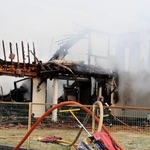 火災で全焼した２階建て民家＝９日午後１時１分、姫路市香寺町中仁野