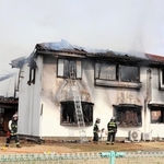 火災で全焼した２階建て民家＝９日午後１時２分、姫路市香寺町中仁野