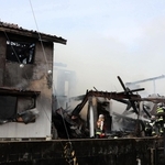 火災で全焼した２階建て民家＝９日午後１時14分、姫路市香寺町中仁野