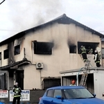 灰色の煙がくすぶる民家＝１３日午後４時３７分、姫路市白浜町宇佐崎中１