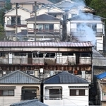白煙を上げる木造アパート＝２８日午後５時４８分、神戸市長田区鶯町１