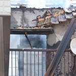 白煙を上げて燃える民家＝２９日午前、明石市大蔵八幡町