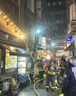 火事現場で活動する消防署員ら＝１日午後８時14分、神戸市中央区北長狭通１