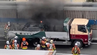 阪神高速神戸線で炎上する大型トラック＝９日午前、神戸市灘区摩耶海岸通（読者提供）
