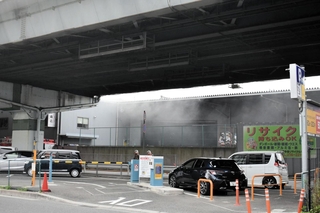 プレス機の一部や段ボールが焼けたリサイクル工場＝１２日午後４時４５分ごろ、神戸市中央区脇浜町２